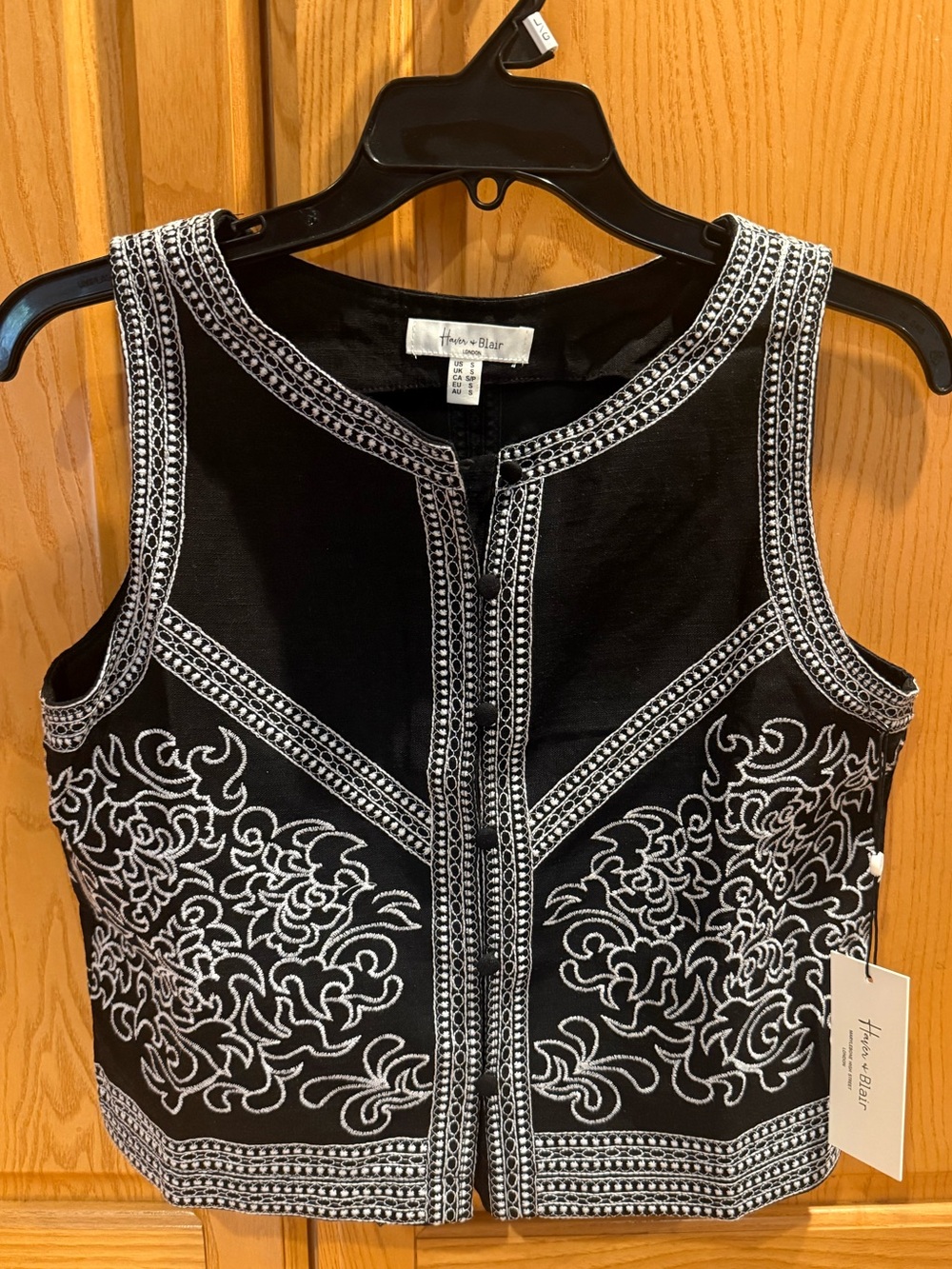 Haver & Blair Black Sleeveless Blouse With White Intricate Embroidery Size Small